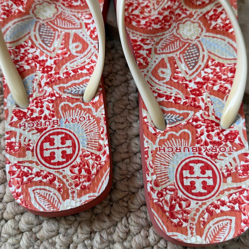 Tory Burch rubber flip-flops in cream and coral design - Picture 6 of 6